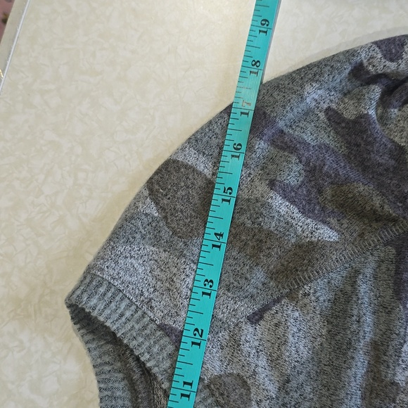 Maurices Gray Camo V-Neck Sweatshirt NWT Size Small - Picture 14 of 16